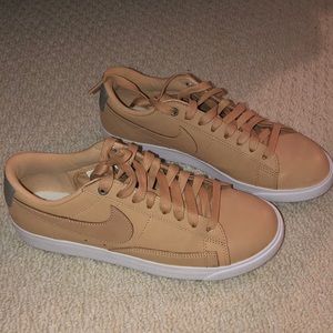 Nikes Women’s Hoes, Size 8.5 - worn once!